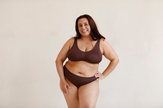 Modelo plus size de tiro médio posando em estúdio