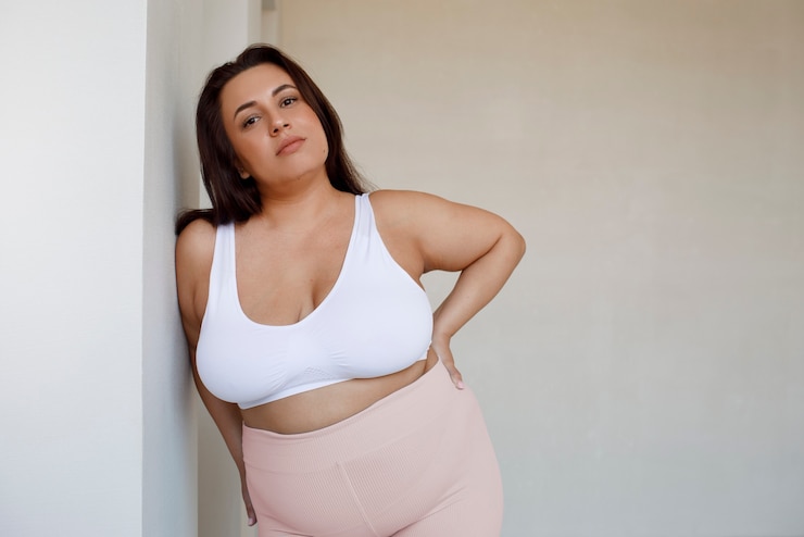 Foto grátis modelo plus size de tiro médio posando em estúdio