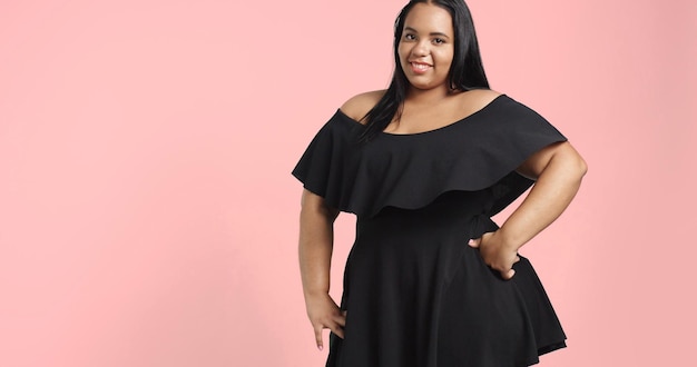 Modelo plus size em sessão de estúdio feliz sorrindo