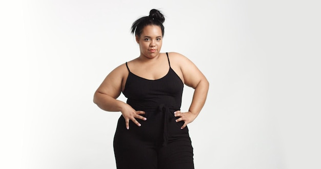 Modelo plus size em sessão de estúdio feliz sorrindo