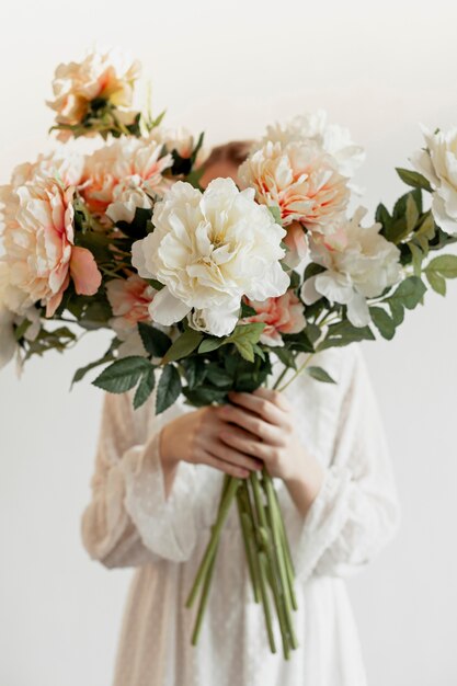 Modelo segurando lindo buquê de flores