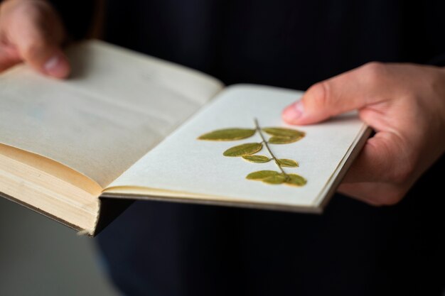 Modelo segurando livro com flores