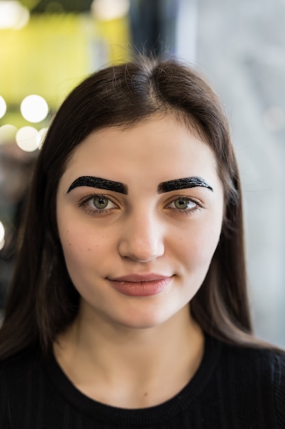 Foto grátis modelo sorridente com resultado provisório do procedimento de maquiagem