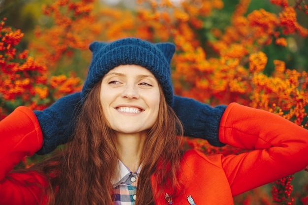 Modelo usando luvas e chapéu de inverno elegante gorro