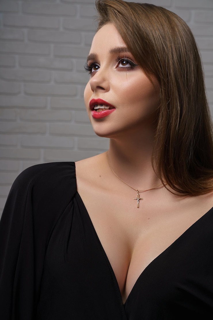 Foto grátis modelo vestindo blusa preta com decote posando