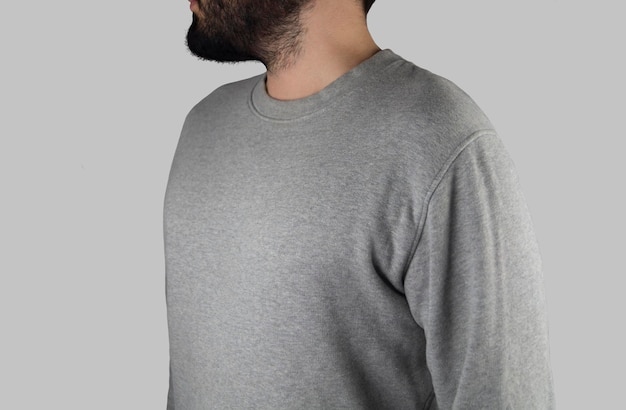 Foto grátis modelo vestindo um suéter cinza