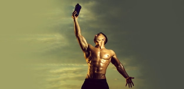Modelos de banner com homem musculoso, torso musculoso, músculo abs seis pack. homem musculoso molhado com garrafa de água. corpo musculoso de homem forte.