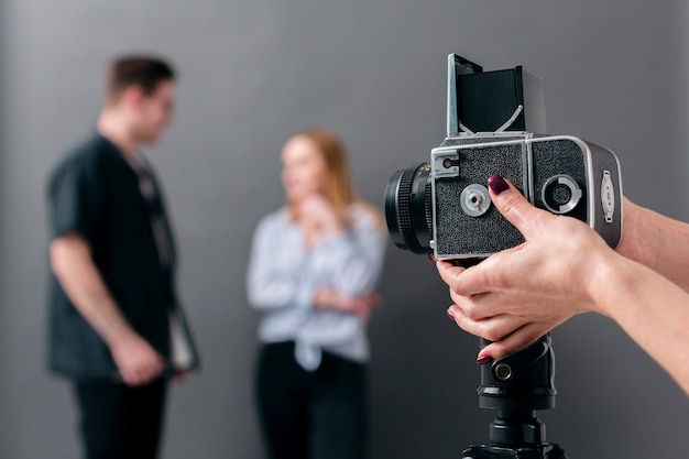 Modelos de fotos desfocadas e câmera de visão frontal focada