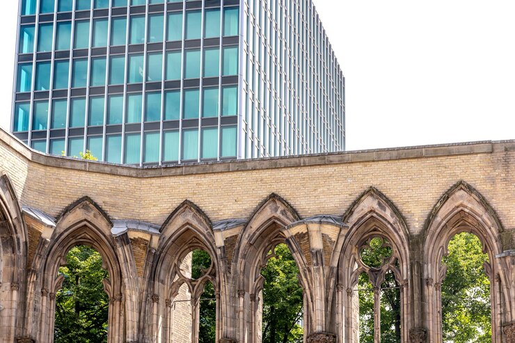 Foto grátis modern tower behind gothic arches upward view architectural contrast