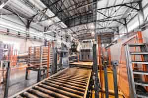Foto grátis moderna linha de montagem de equipamentos de plantas operacionais que produz conceito de oficina de usinagem de máquinas de indústria pesada de fibra de vidro