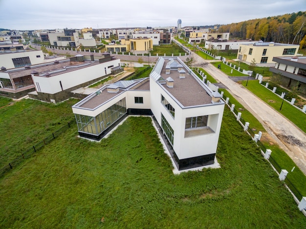 Modernas casas de campo em construção