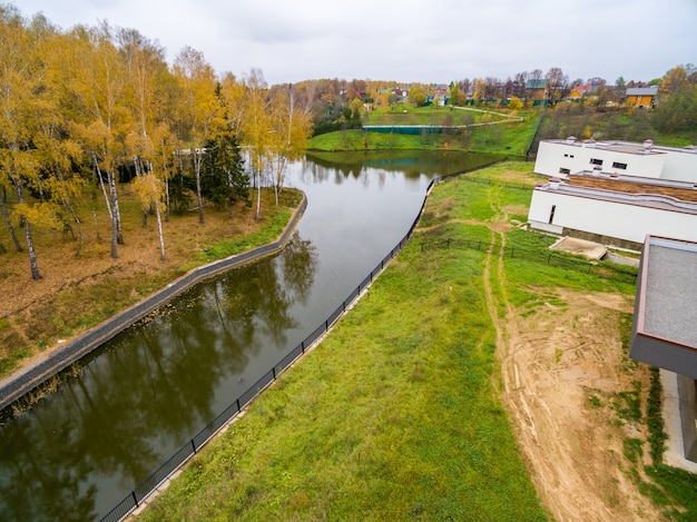 Foto grátis modernas casas de campo em construção