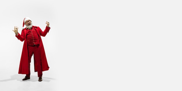Moderno e elegante papai noel em um elegante terno vermelho isolado no fundo branco
