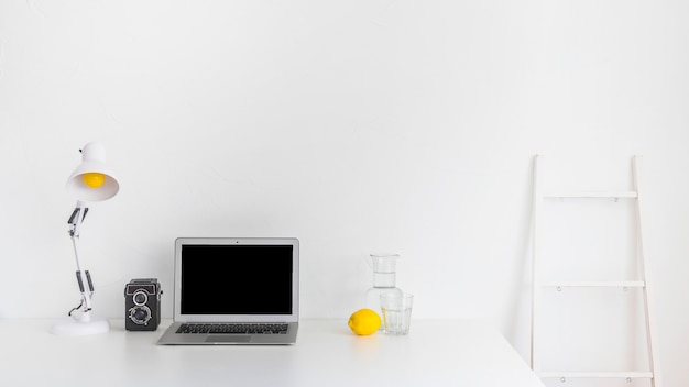 Foto grátis moderno espaço de trabalho com detalhes amarelos