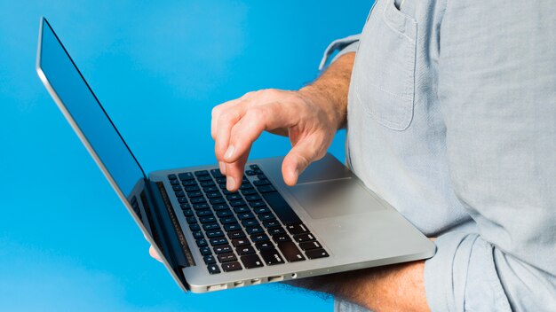 Moderno, homem sênior, com, laptop