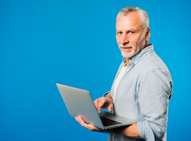 Foto grátis moderno, homem sênior, com, laptop