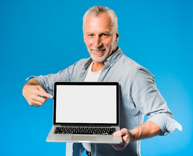 Moderno, homem sênior, com, laptop