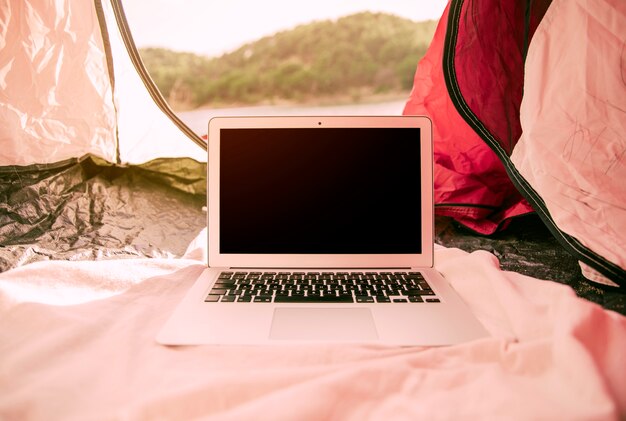Moderno, laptop, em, barraca, ao ar livre