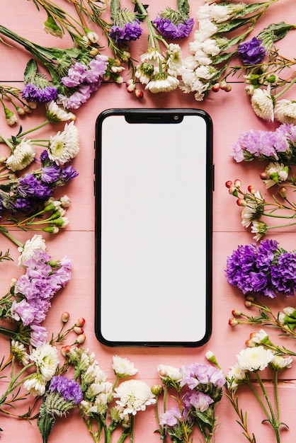 Foto grátis moderno smartphone e flores arrumadas