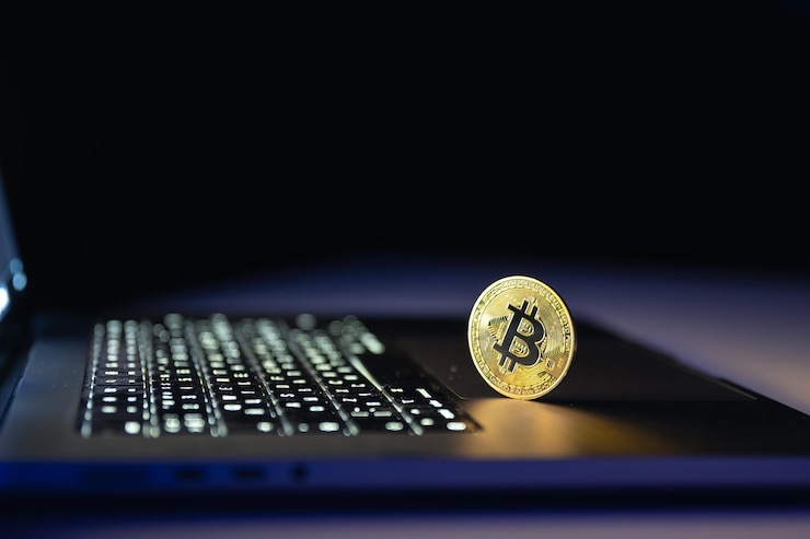 Foto grátis moeda de bitcoin no teclado com fundo bonito conceito de dinheiro criptográfico