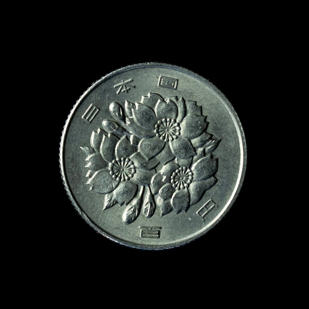 Moeda japonesa de 1967 ienes isolada no fundo preto