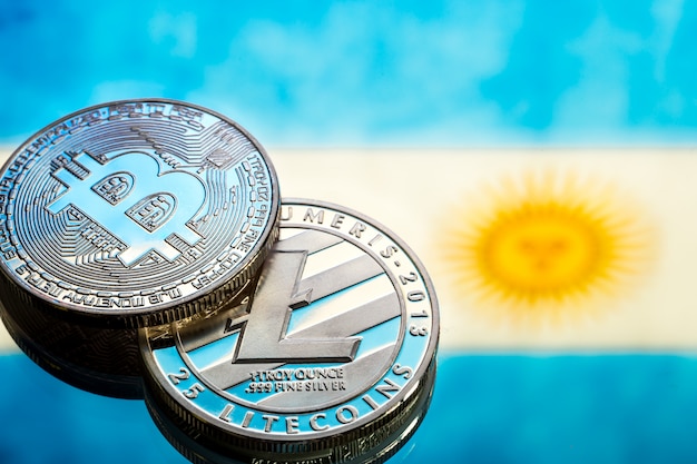 moedas Bitcoin e litecoin, no contexto da bandeira da Argentina, conceito de dinheiro virtual, close-up. Imagem conceitual.