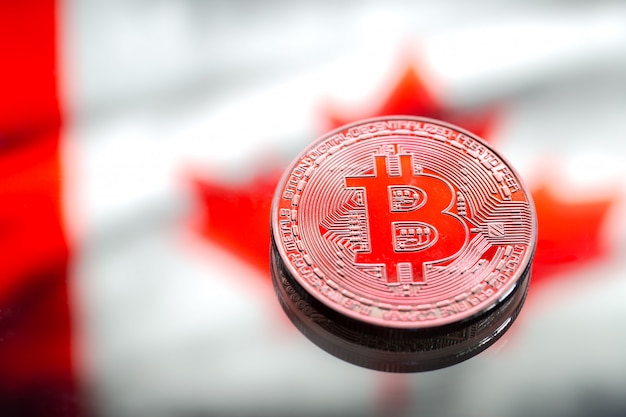 Foto grátis moedas bitcoin, no contexto da bandeira do canadá, conceito de dinheiro virtual, close-up. imagem conceitual.