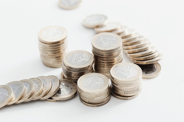 Foto grátis moedas na mesa de madeira