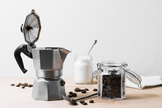 Moedor de café e grãos de café vista frontal