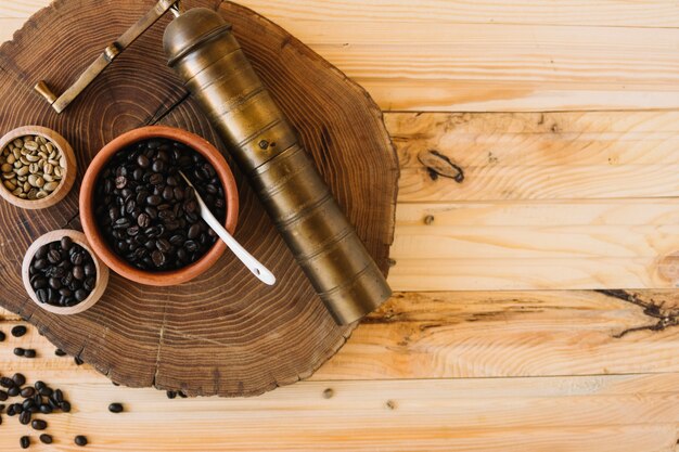 Moedor velho perto de grãos de café