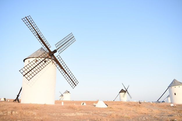 Moinhos de vento em um campo em um dia ensolarado