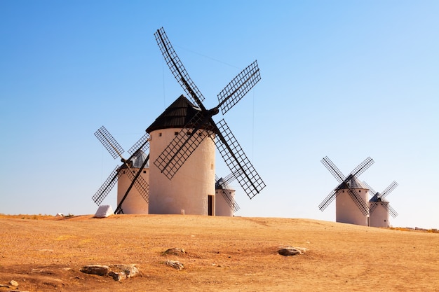 Foto grátis moinhos de vento no campo