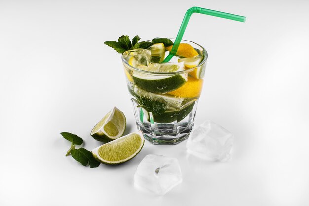 Mojito bebida não alcoólica cocktail em copo alto com água com gás, suco de limão limão