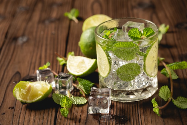 Mojito cocktail na mesa de madeira.