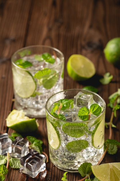 Mojito cocktail na mesa de madeira.