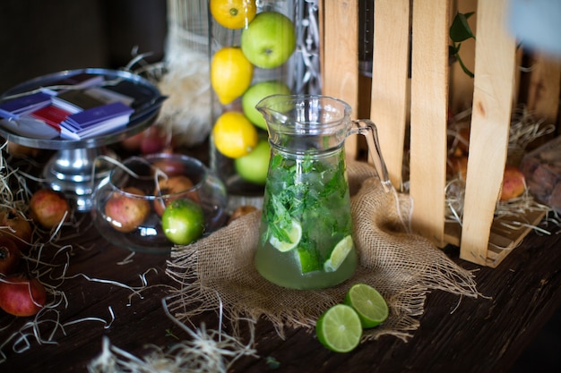 Mojito fresco com gelo e hortelã