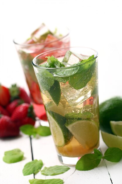 Mojito saboroso fresco de morango e menta