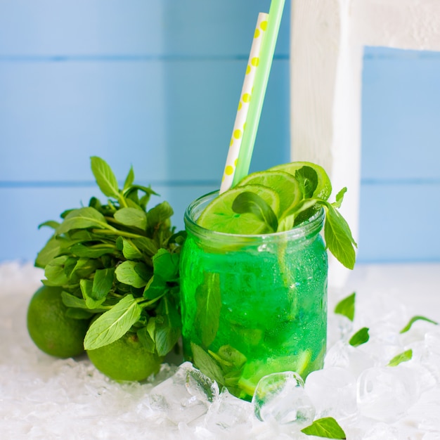 Foto grátis mojito verde servido em frasco de vidro decorado com limão e hortelã
