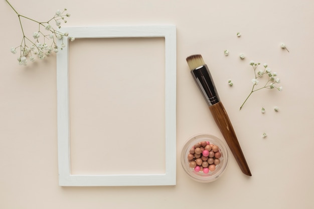 Foto grátis moldura com produtos de maquiagem na mesa