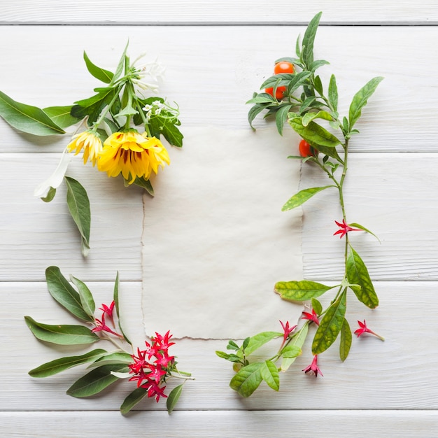 Foto grátis moldura da flor em torno do cartão de papel