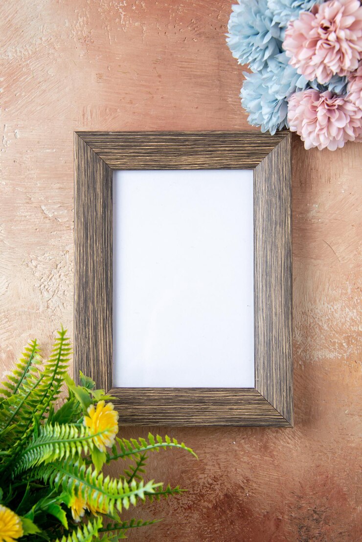 Foto grátis moldura de imagem de vista superior com flores no fundo claro casal presente de cor presente dia dos namorados amor sentimento casamento