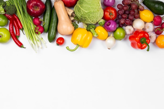 Foto grátis moldura de legumes plana leiga com espaço de cópia