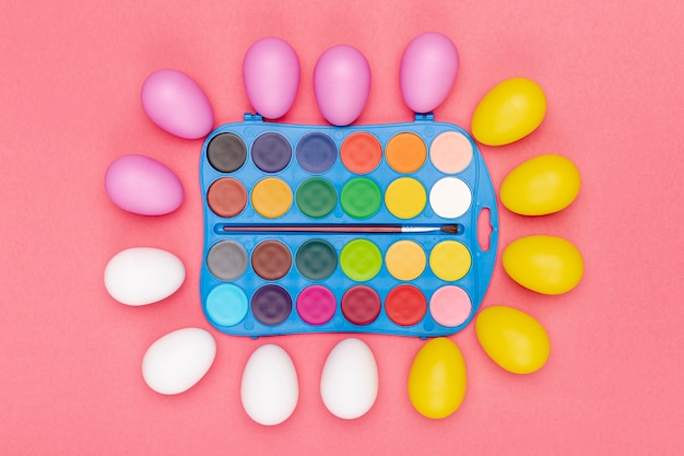 Moldura de ovos com aquarelas na mesa