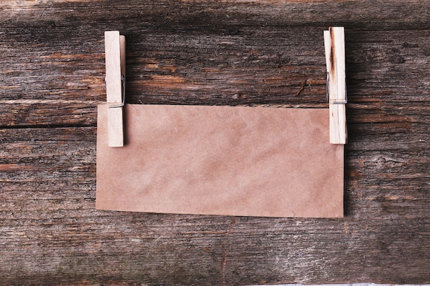Moldura de papelão na textura de madeira