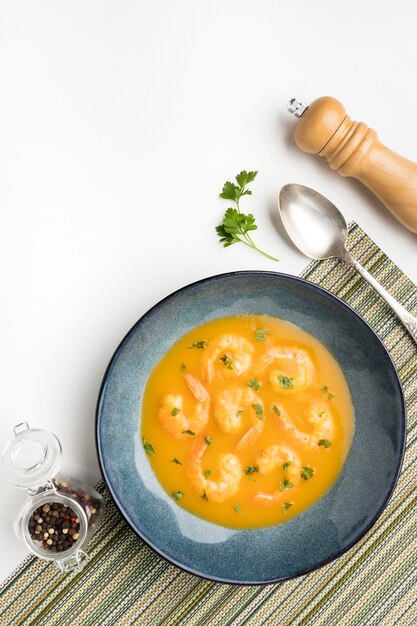 Moldura de sopa de camarão brasileiro com cópia-espaço