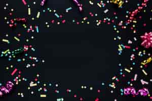 Foto grátis moldura de vista superior com confetes e cópia-espaço