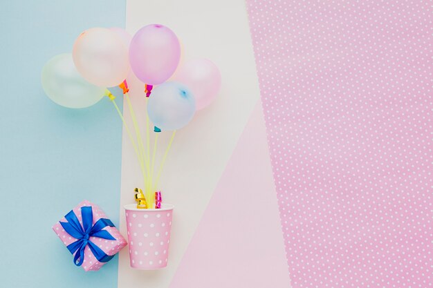 Moldura plana leiga com balões coloridos, presente e copo