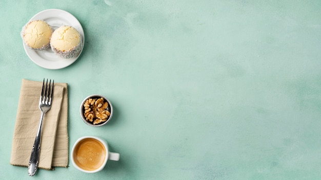 Moldura plana leiga com café da manhã e cópia-espaço