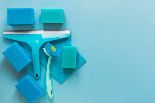 Foto grátis moldura plana leiga com produtos de limpeza azuis e cópia-espaço
