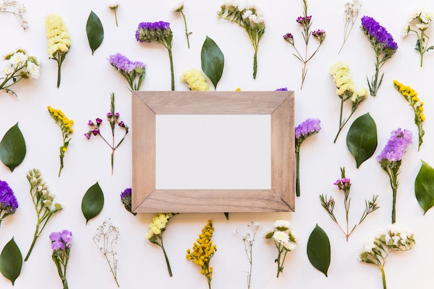 Foto grátis moldura vazia no padrão de flores